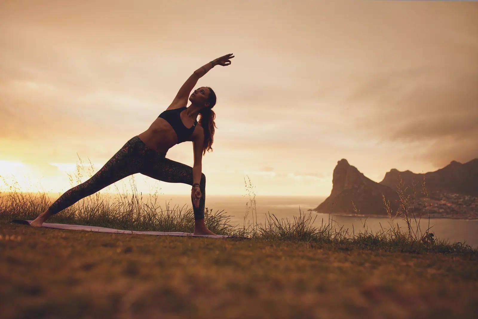 Yoga bei Sonnenuntergang am Meer