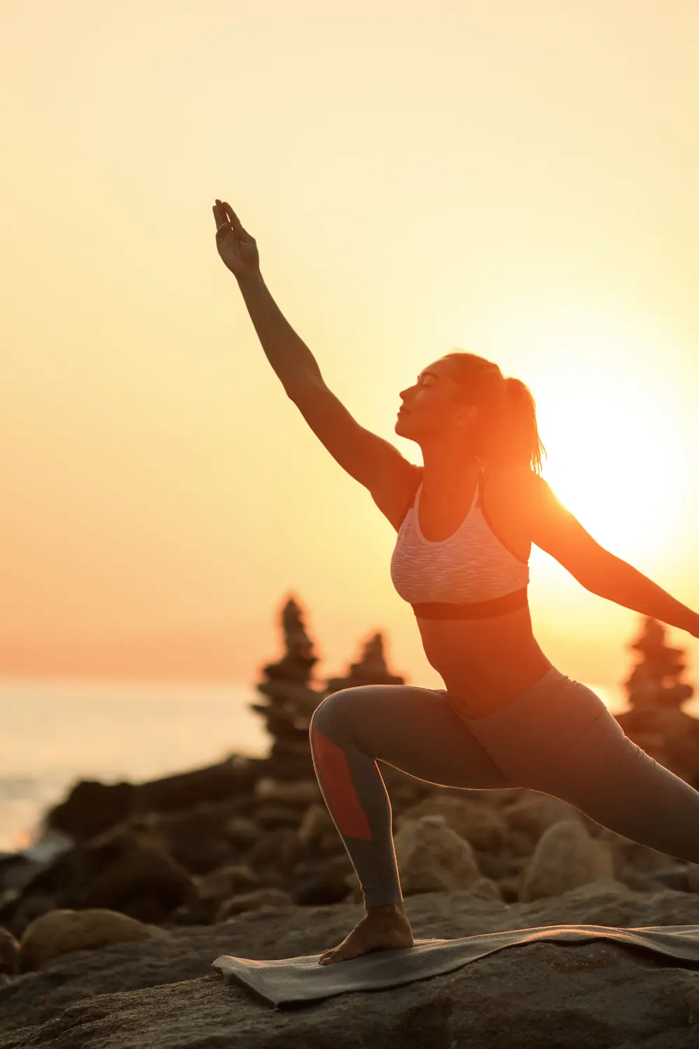 Yoga in der Abendsonne am Meer