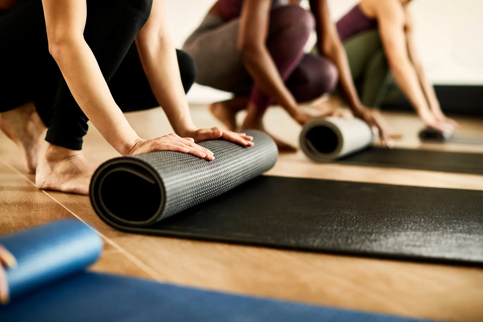 Yogamatten werden nach der Stunde aufgerollt
